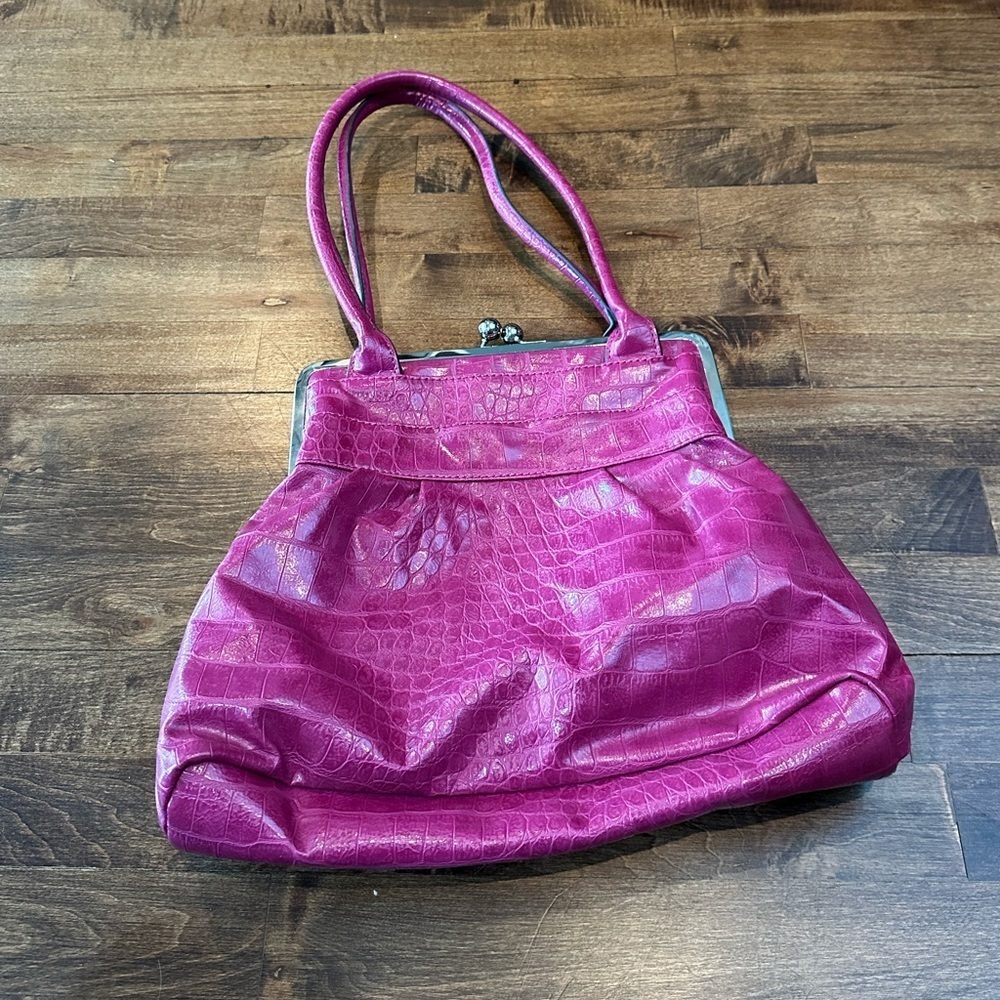 Beuno vintage hot pink croc leather, twist lock closure, internal pockets bag.